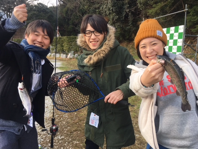 初心者や女性でも簡単♪（一度岸に上げたマスはリリース禁止！持ち帰って美味しくいただきましょう♪）