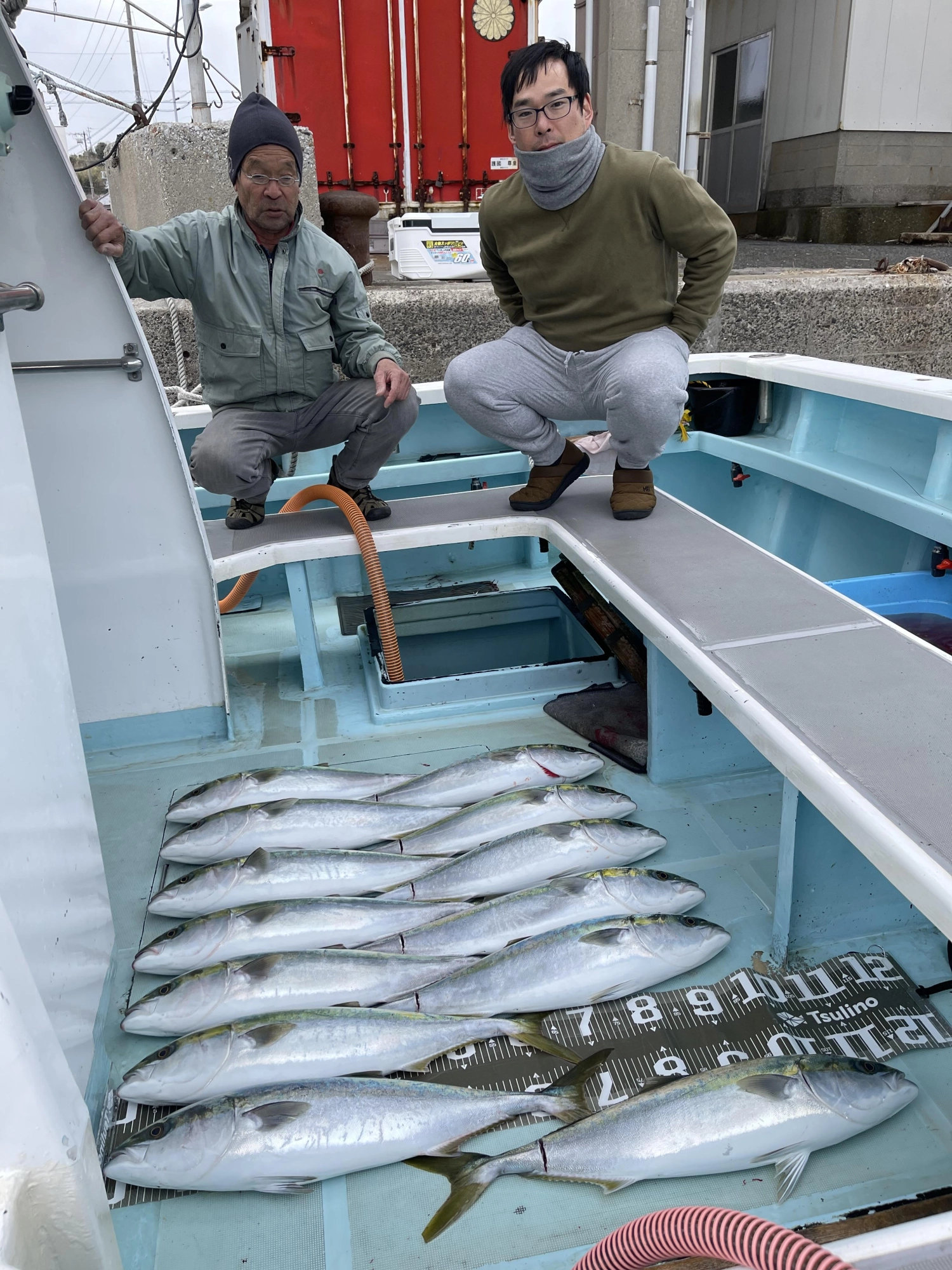 こちらのお客様ワラサ2〜7本 3人で13本も釣るッ(・∀・)