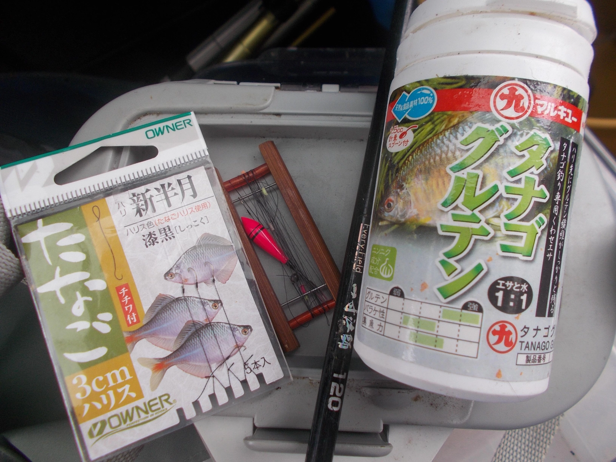 竿は1ｍ位の短い竿でＯＫ、仕掛けはタナゴ仕掛、エサはタナゴ用のエサを使いました。