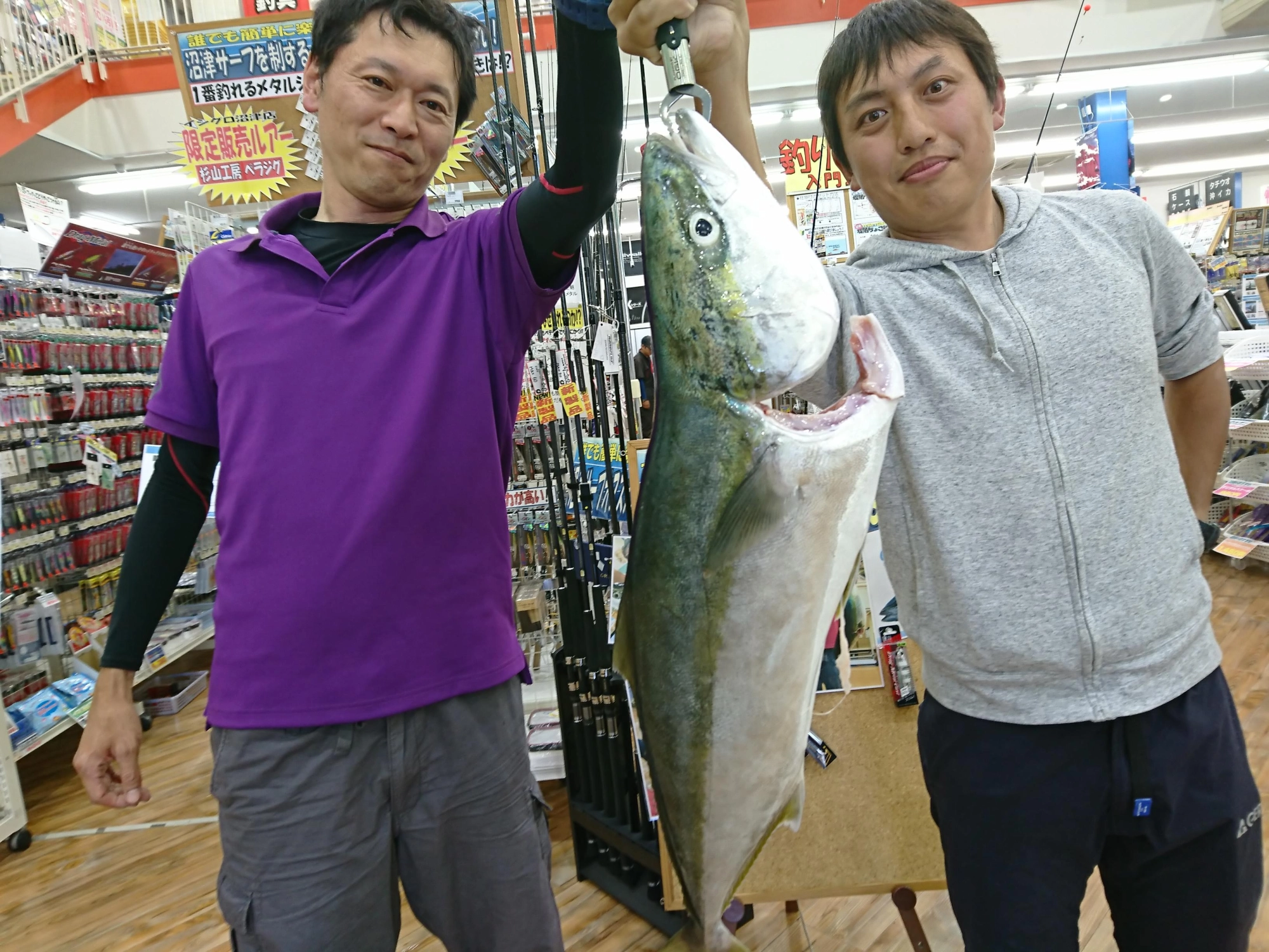 お客様釣果情報！初めてショアジギングをやられた方でもブリキャッチすることができました！