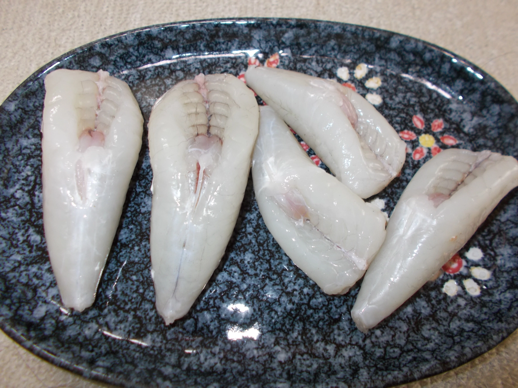 毒のない部分を取り除いた状態で渡してくれます。後は好きな食べ方でいただきま～す。