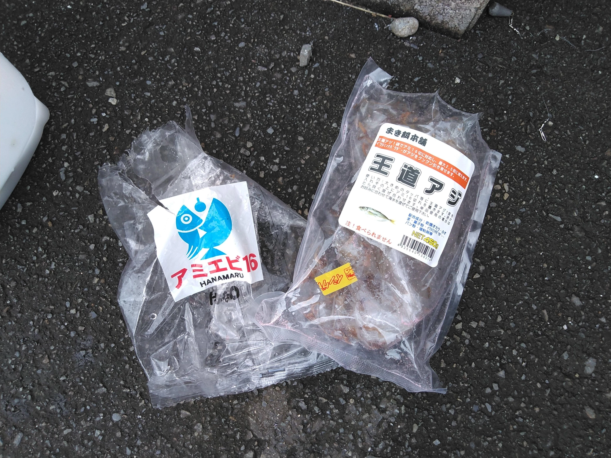 コマセはアミエビブロックに王道アジを混ぜました。