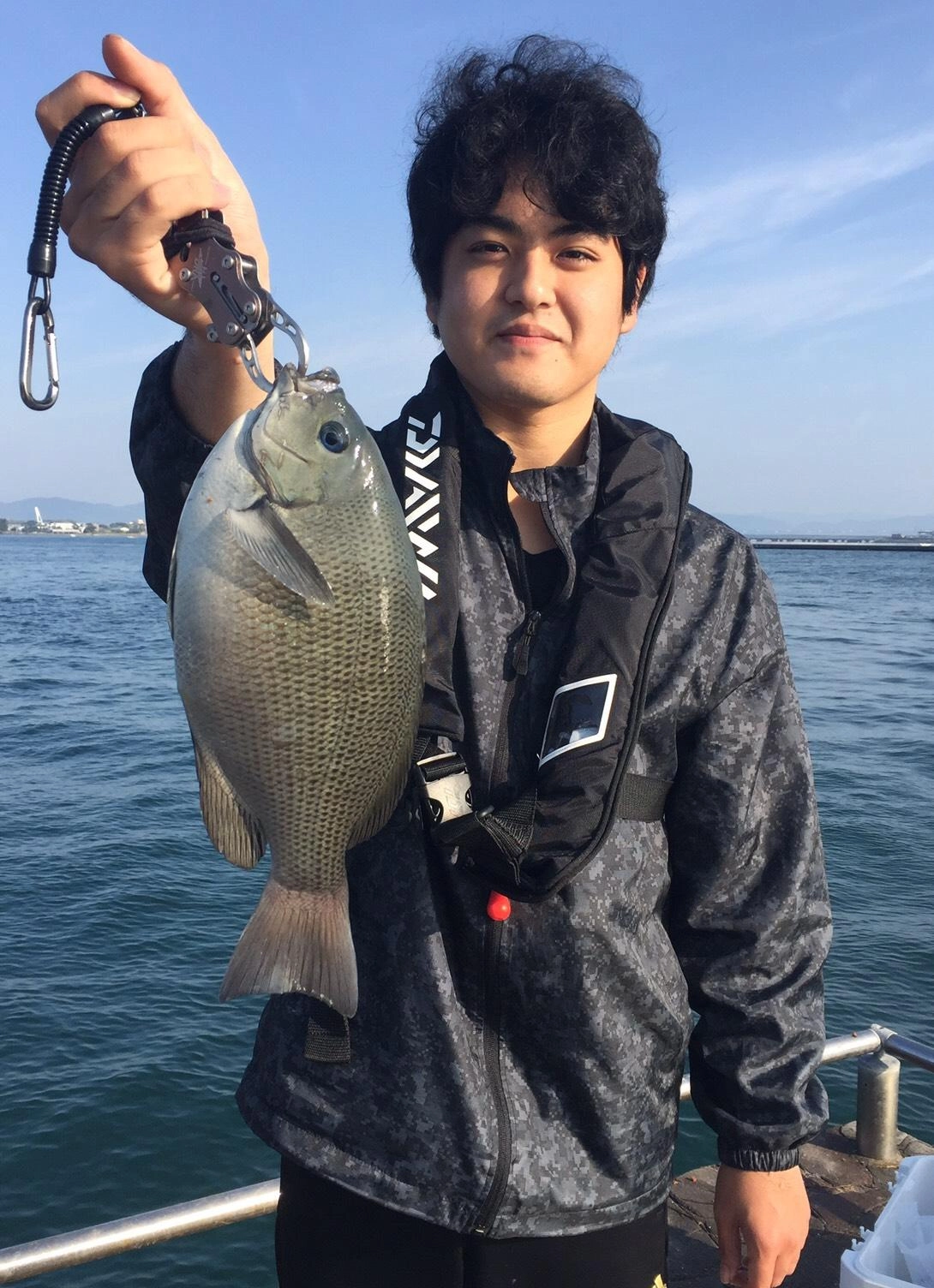 スタッフ石井はメジナもGET!
