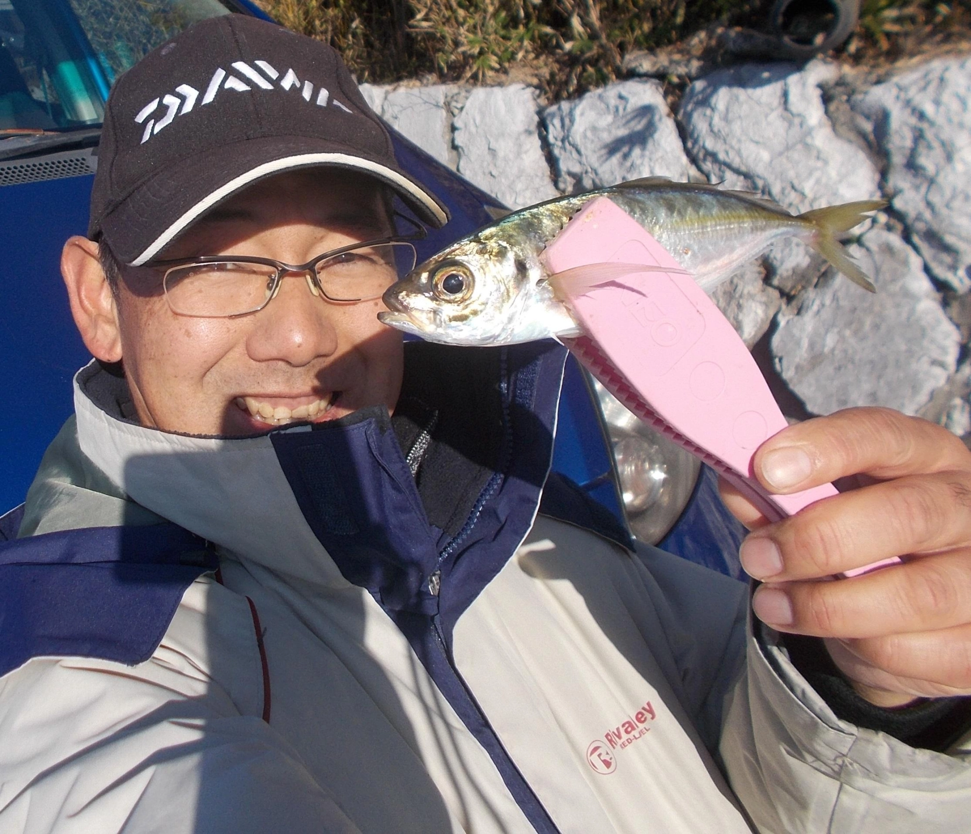 あけましておめでとうございます。新年初釣りへ行ってきました。最初はちょい投げでキス狙いで何とか1匹、隣でサビキ釣りしていた方がアジを釣ったのでありあわせの仕掛けで狙い何とか釣れました（笑）