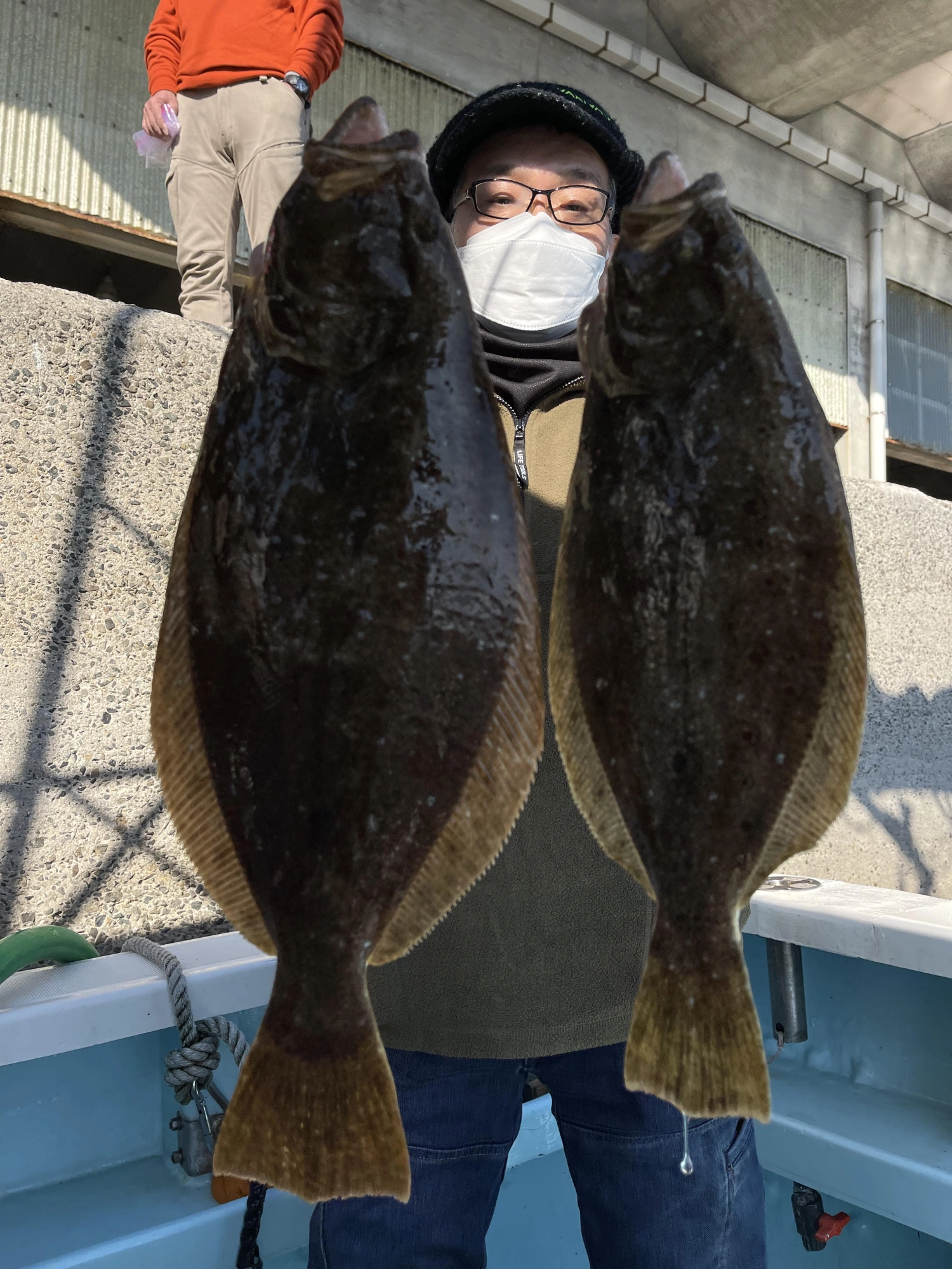 こちらの常連様は越冬ビラメを両手狩りッ(°▽°)