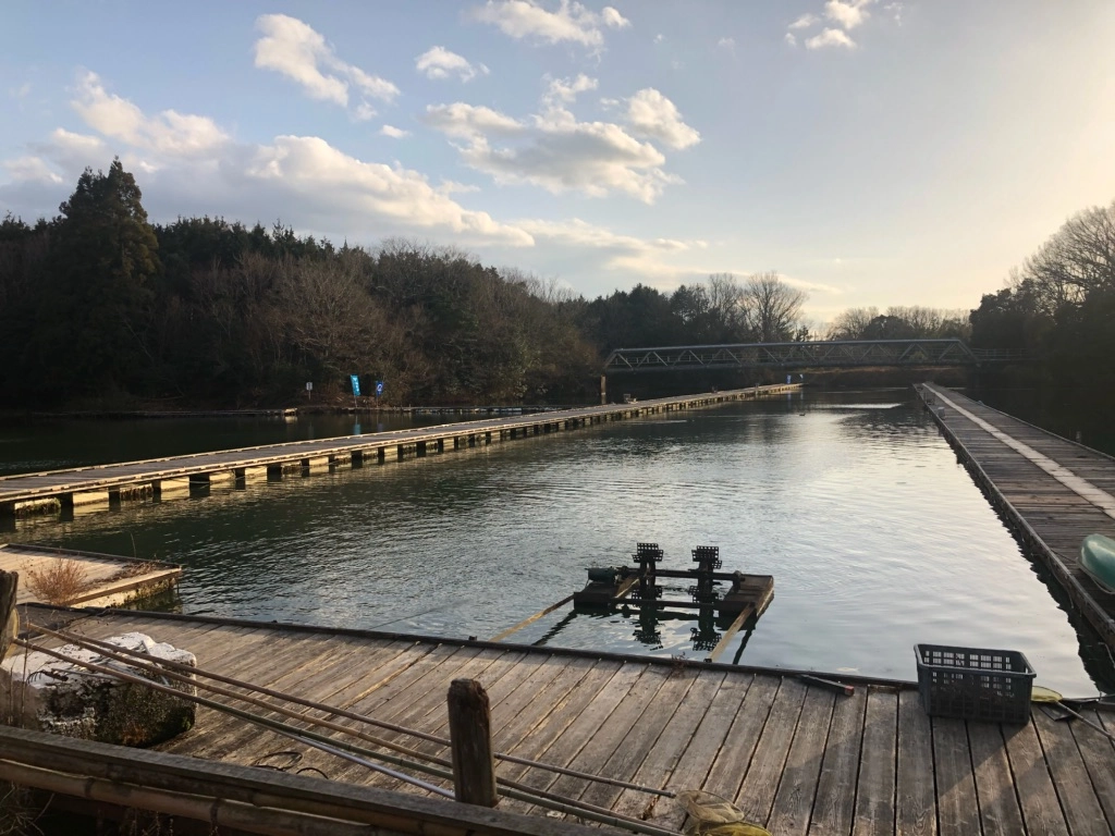 ひだ池は一日を通してのんびり釣りができます