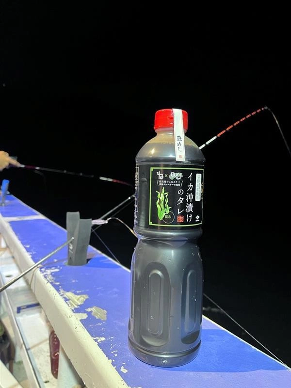 沖漬けのタレにもチャレンジしました！釣ったイカを一度イケスに入れ、数分経ってから沖漬けのタレに入れるのが良いです。イケスに長い時間イカを入れておくと弱ってしまうので数分したらタレに入れましょう。