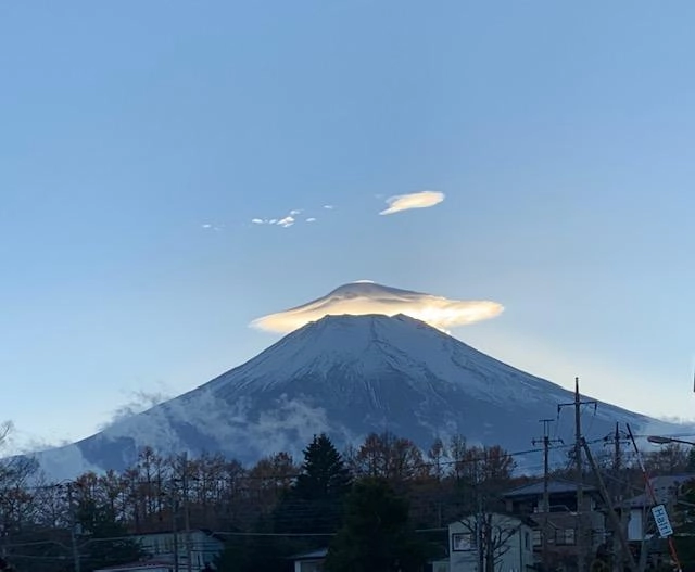 珍しい？雲が乗った富士山が撮れました。