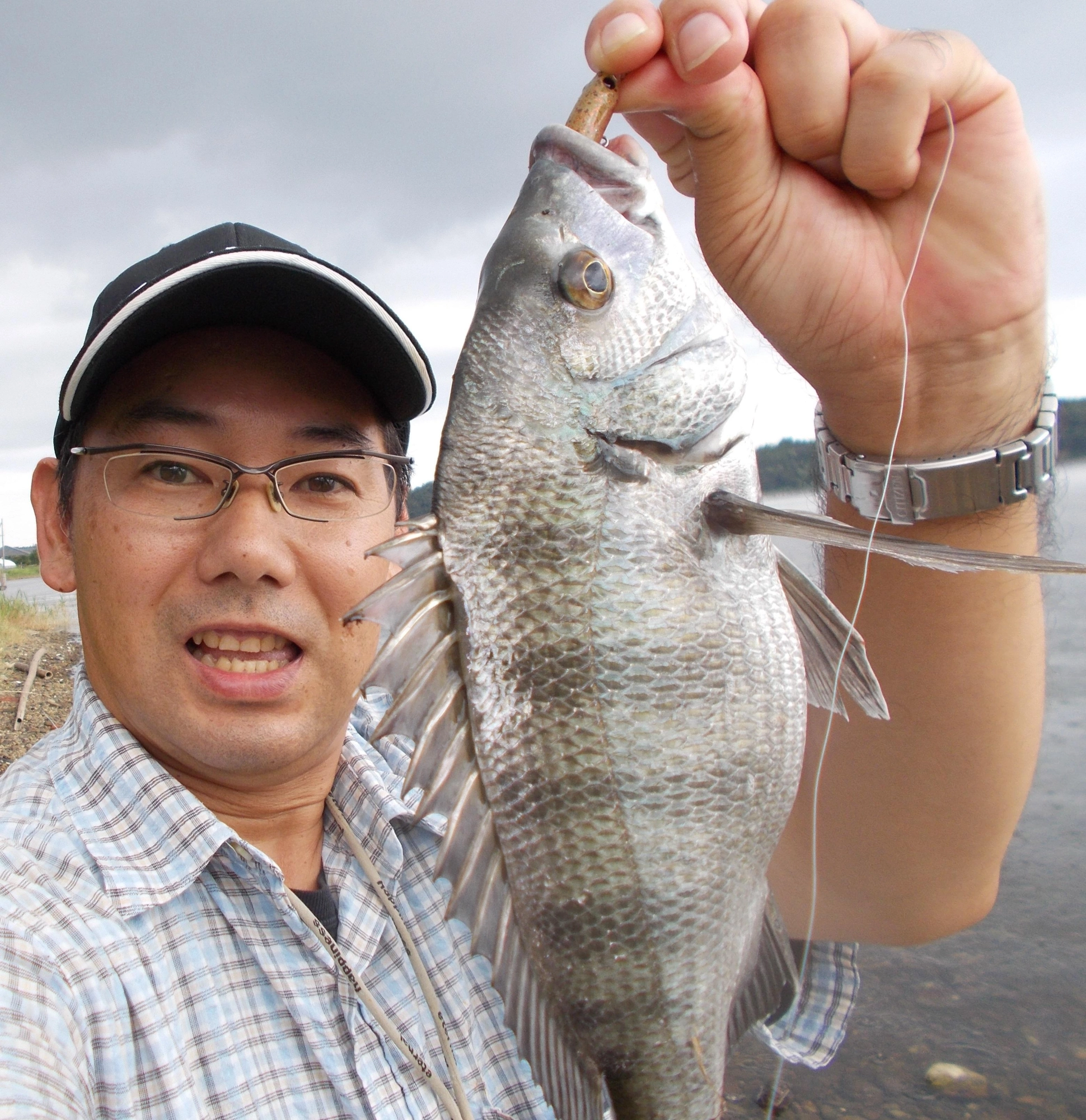 クロダイの群れが入っていたようでアタリ連発♪細いラインでドキドキでしたが何とか釣る事が出来ました。