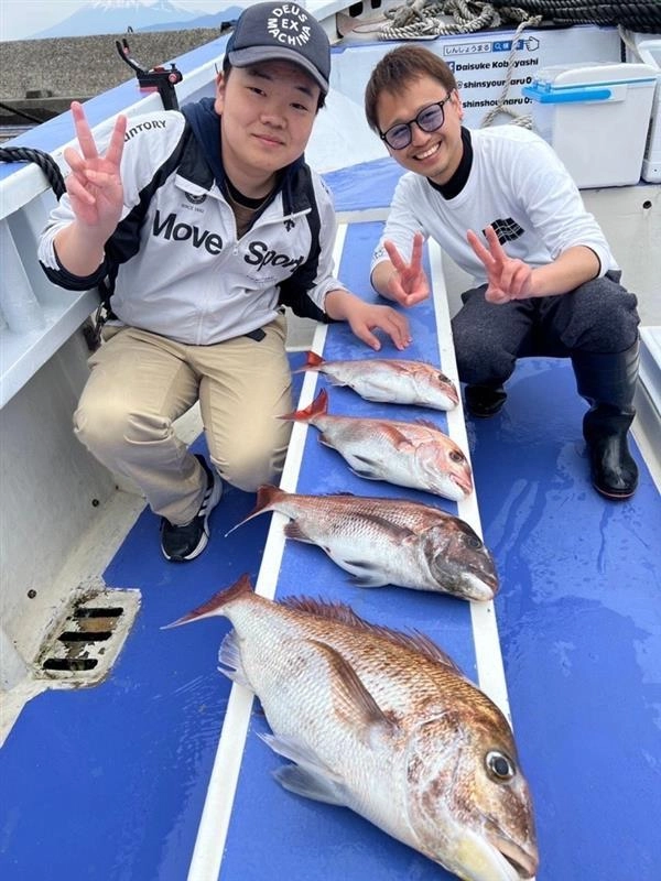 釣り初めての高校生も良型マダイを釣ることができました！ハリス4号12ｍにガン玉のＧ6を針から1ヒロの位置につけて仕掛けを馴染ませて隣の竿のコマセを振って釣ることができました！
