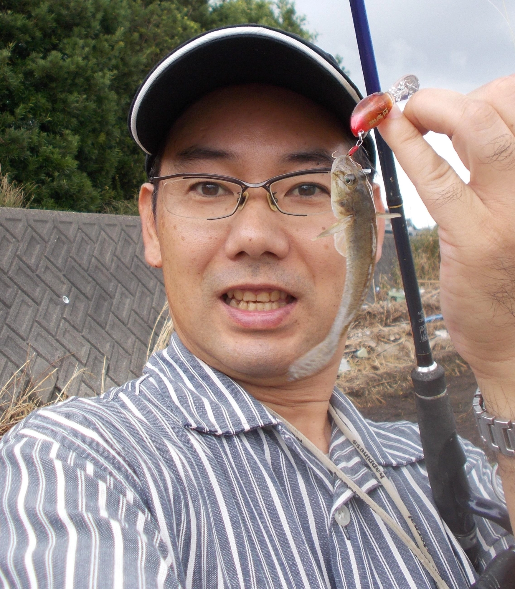 場所により強いニゴリ、ゴミがありますが釣りは問題なく出来ます。エサ釣りの方もハゼを釣っていたりカニのエサでクロダイも釣れていました。
