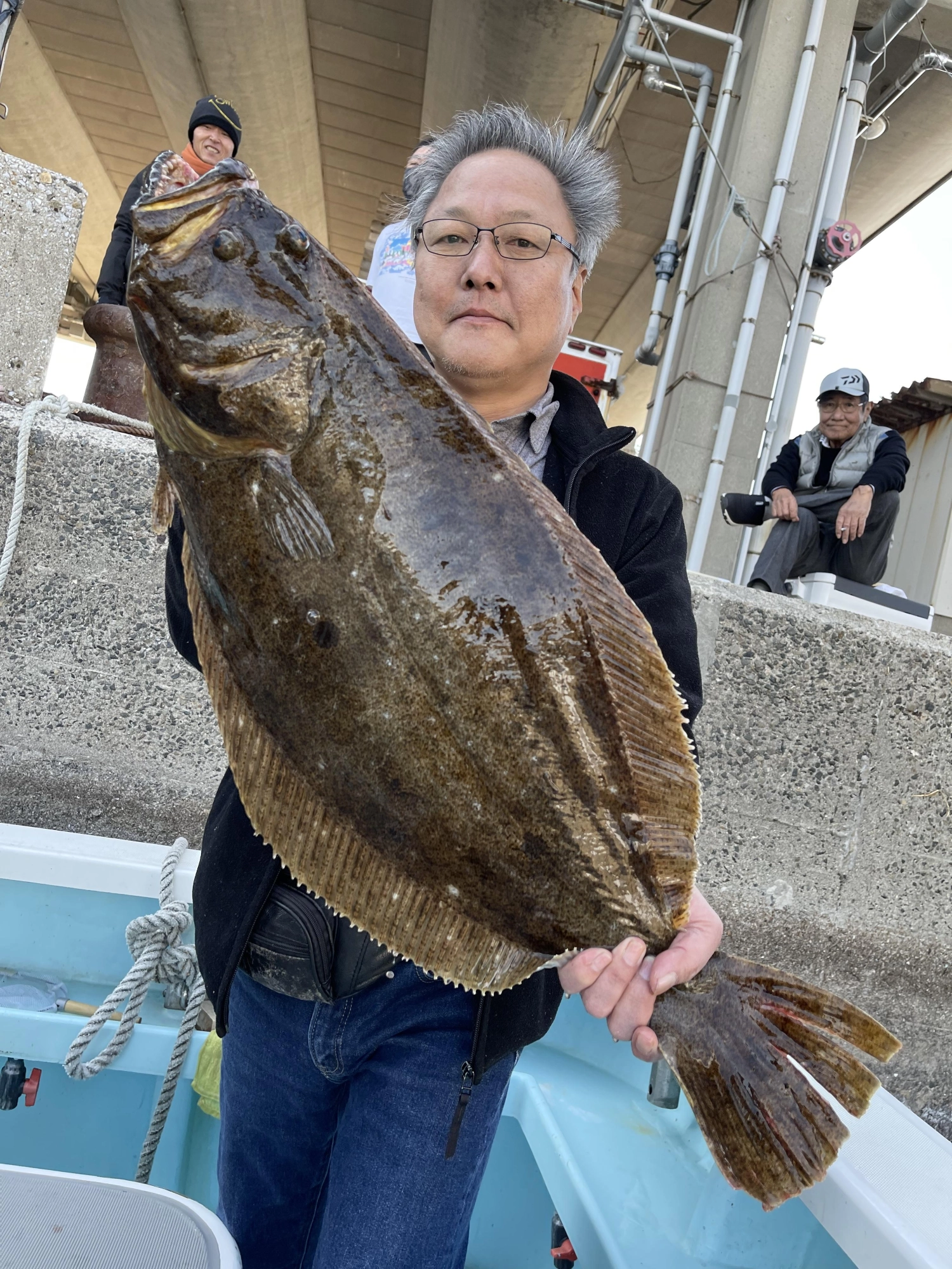 こちらの常連様はキョーイチの初春肉厚はちまる近いヒラメを釣り上げましたよッ( ͡° ͜ʖ ͡°)