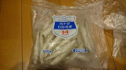 近所の某スーパーでバルト海いわしの在庫無く、値段が倍のカナダわかさぎ（408円）を購入。2釣行で使わず再冷凍した5匹を持参のため、テンヤの餌持ちは最悪でした。
その点バルト海いわしは再冷凍してもその後の餌持ちは良かったです。
ただ淡水のワカサギのはずですが意外に匂いが強く集魚力は高く良さそうです。