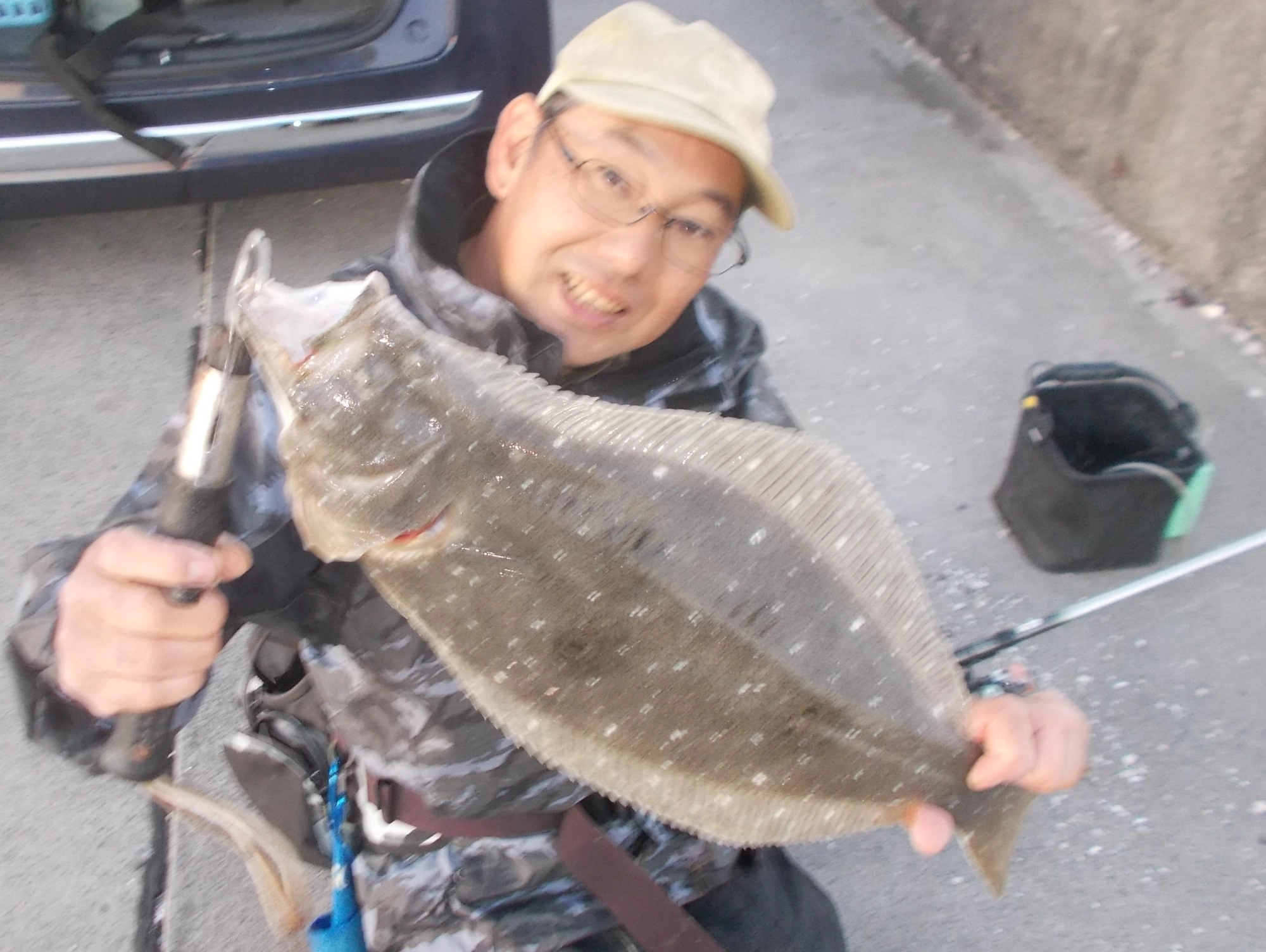 最後の1投で50㎝オーバーのヒラメが！しかしカメラのレンズが汚れていてピンボケに・・・