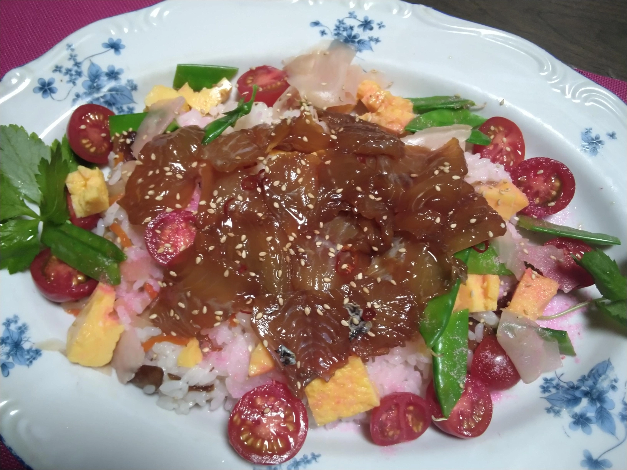 漬けをちらし寿司にしました。刺身も美味しいですが漬けは濃厚な味わいになります。
