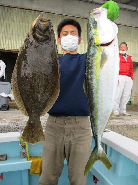 お連れ様は電動貸し竿『活き鯵ヒラメ釣り』初挑戦で初冬肉厚ビラメ ワラサを釣りましたッ(^-^)