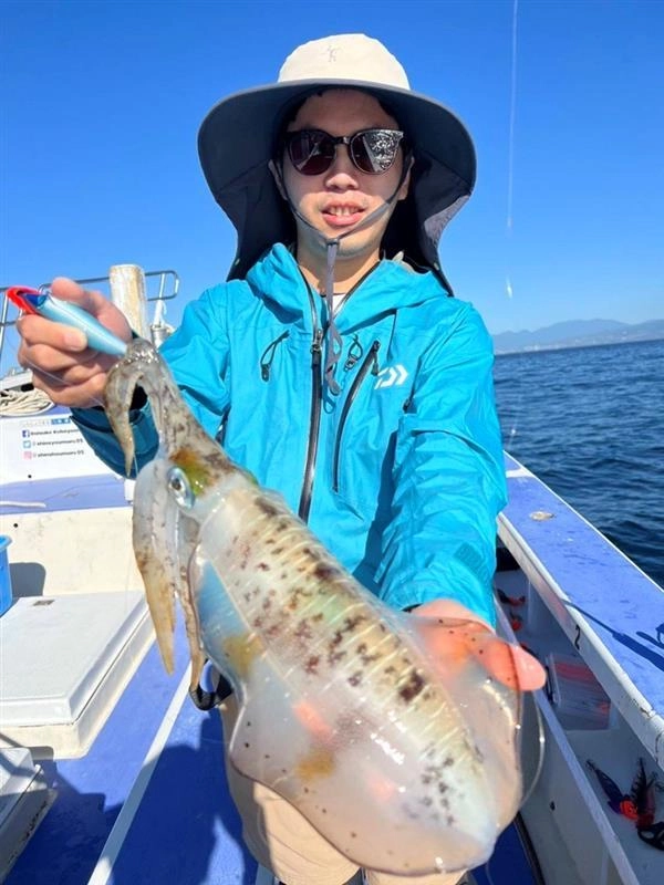 アオリイカの釣果でました！今後の釣果に期待“大”です！ヒットエギはダイワ “エメラルダス ボートジョイント”の青系のカラーでヒット！ヤマシタのエギ王TR軍艦グリーンはアタリ連発だったようです！