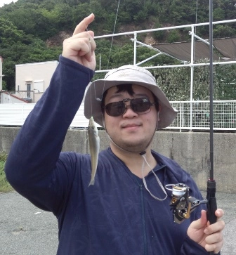 ちょっとコツを教えたら簡単に釣れました。　長男のタックルは本当にライトタックル。　竿もULでリールは2000番。　小物でも引きが楽しい。