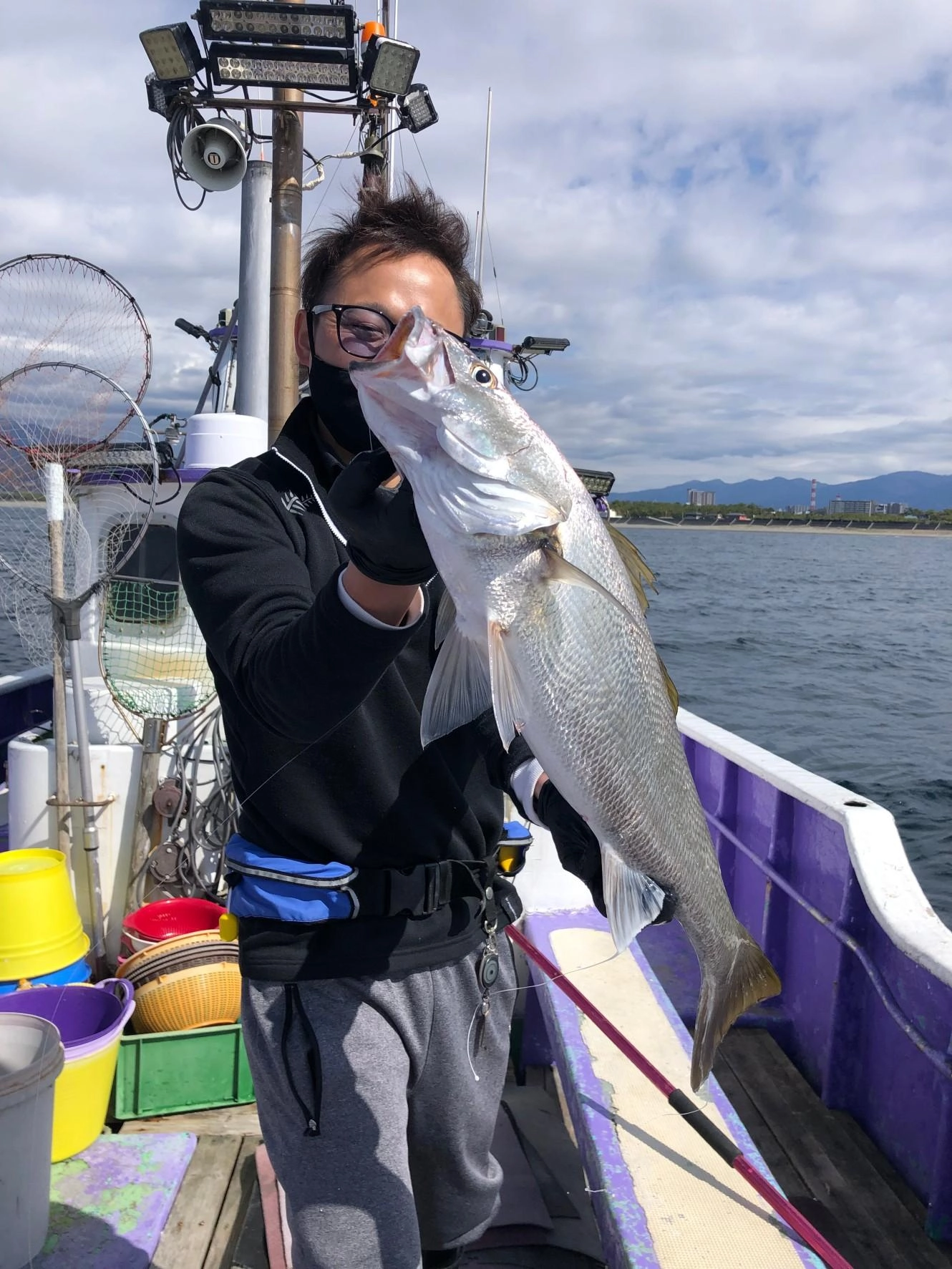 ニベの引きも強烈です！クセのない魚なので様々な料理にチャレンジできます。2.1㎏のニベでしたが、チヌ針3号の針でものばされずに上がってきました。