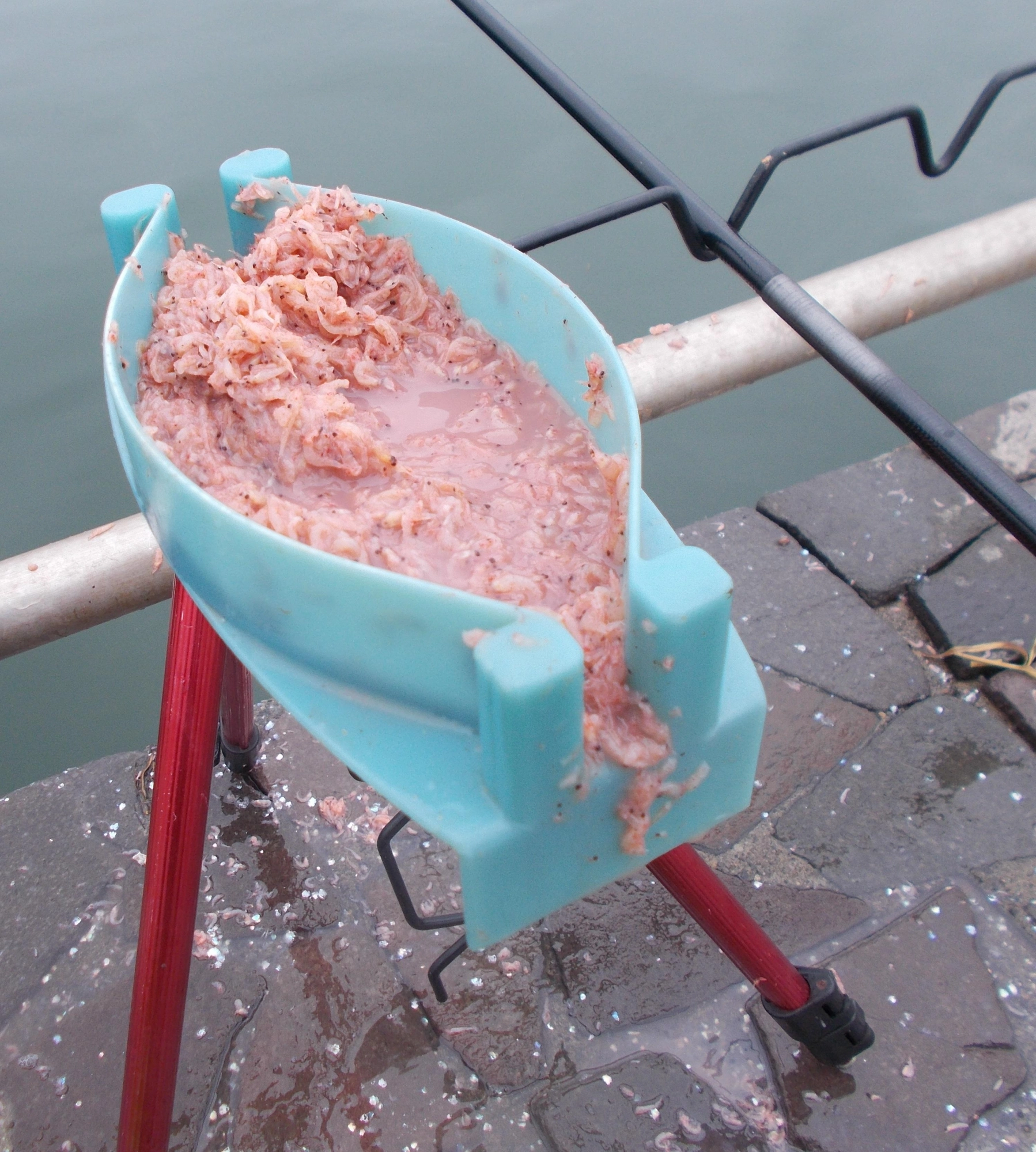 サビキ仕掛けに直接エサをつけるトリック仕掛で釣りました。「スピードエサつけ器」は中を通すだけで簡単にエサが付けれます。