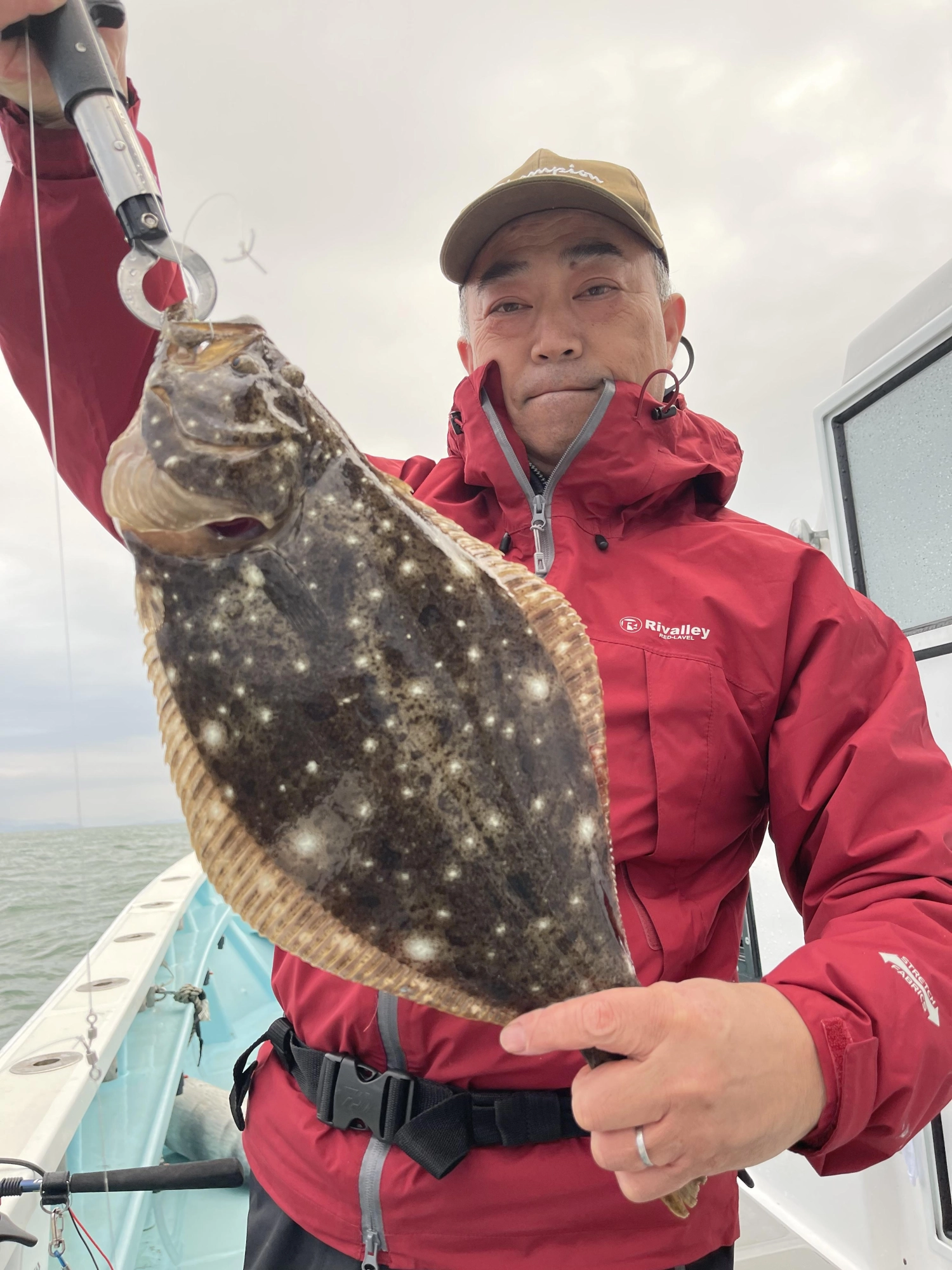 こちらの常連様も肉厚初春ビラメ 釣りたてパチりッ(о´∀`о)