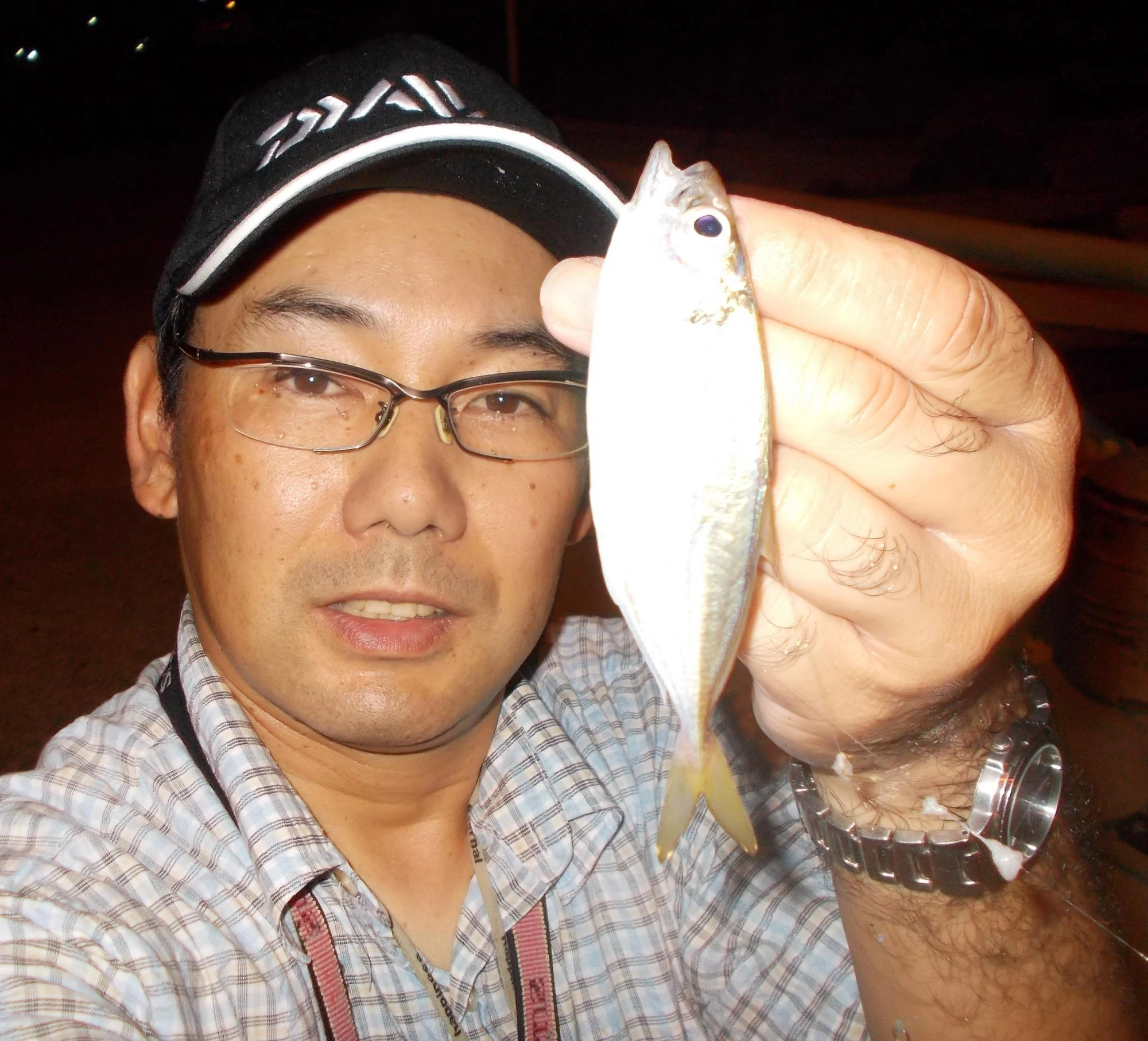 場所ムラが激しくアジがいるところ、いないところがはっきりとしています。外灯周りばかりでなく潮の巻いてる所なども探ってみよう。