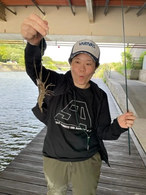 エサは赤イソメ（石ゴカイ）を１ｃｍに切って付けました。ウキが動いても一呼吸置いてのみ込ませましょう！