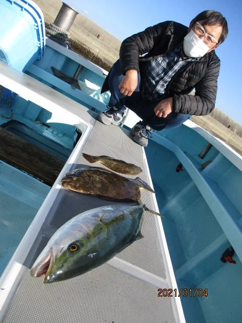 こちらの常連様も肉厚寒ビラメ②枚とワラサを釣り上げましたよッ(^-^)