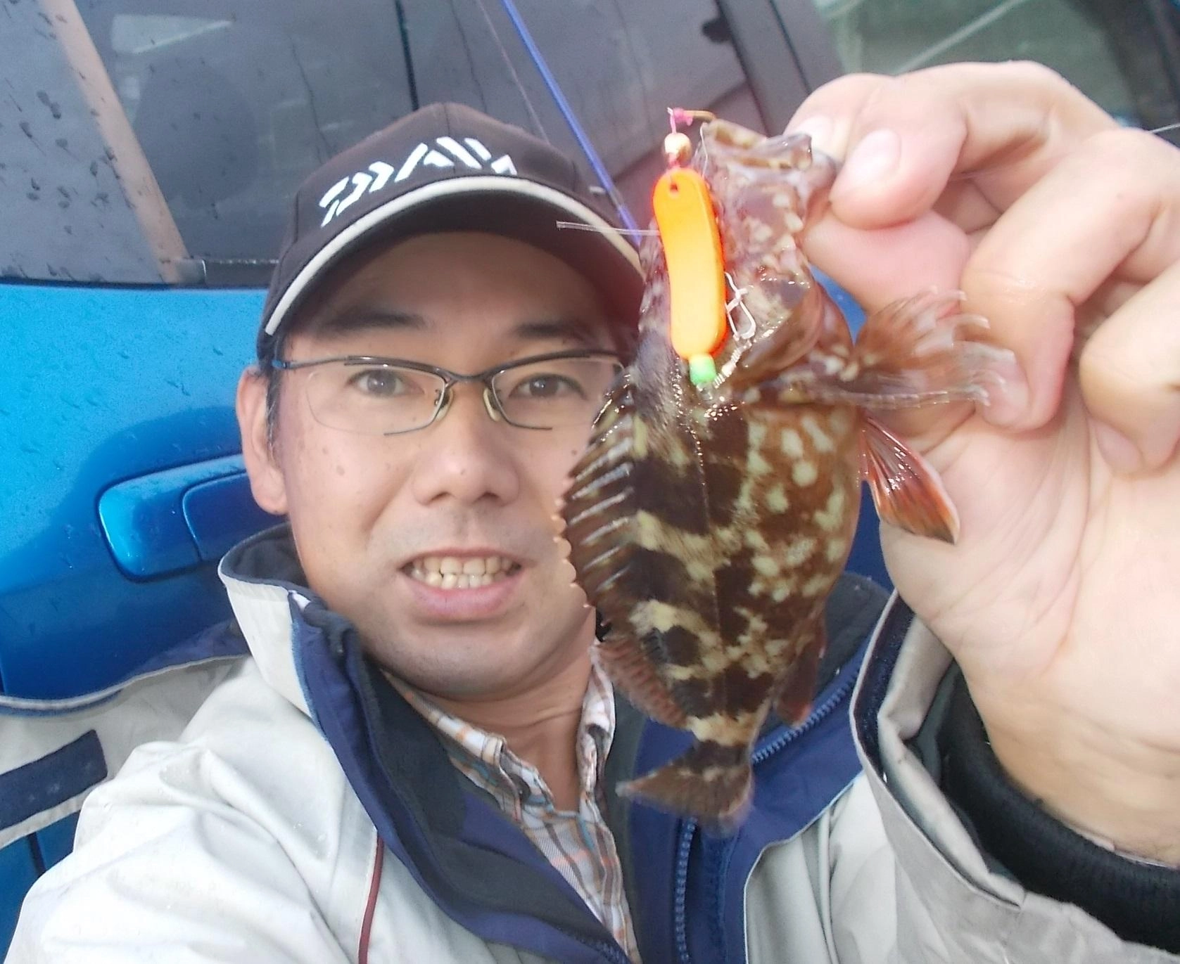 足元を探り歩いてカサゴが釣れましたよ。落しても投げても何でも釣れる！ハンティングブラー使ってみてください。