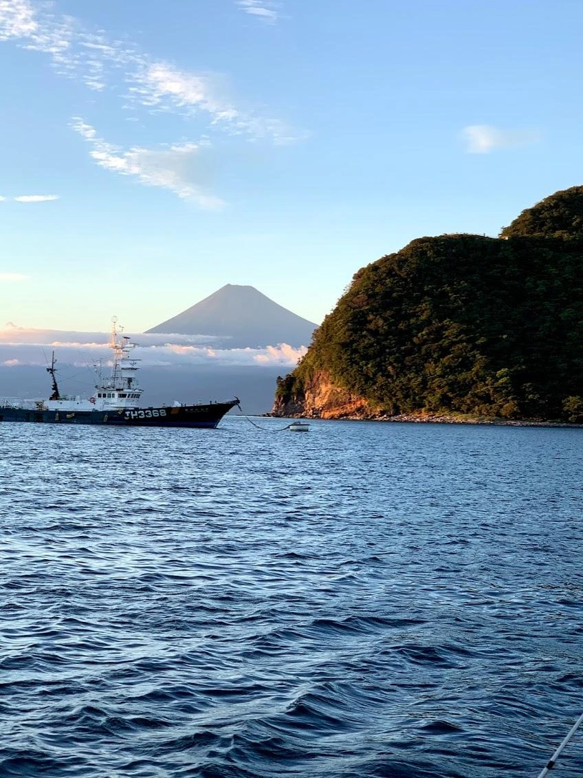 日暮れ前の戸田湾からの富士山