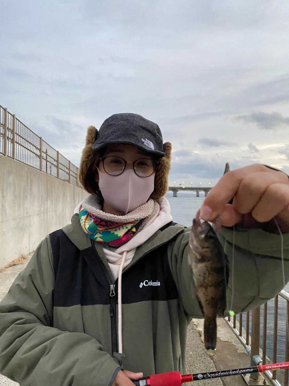 小さいサイズもメバルが足元に数匹見えます。エサをよくつつきます(*&#039;▽&#039;)