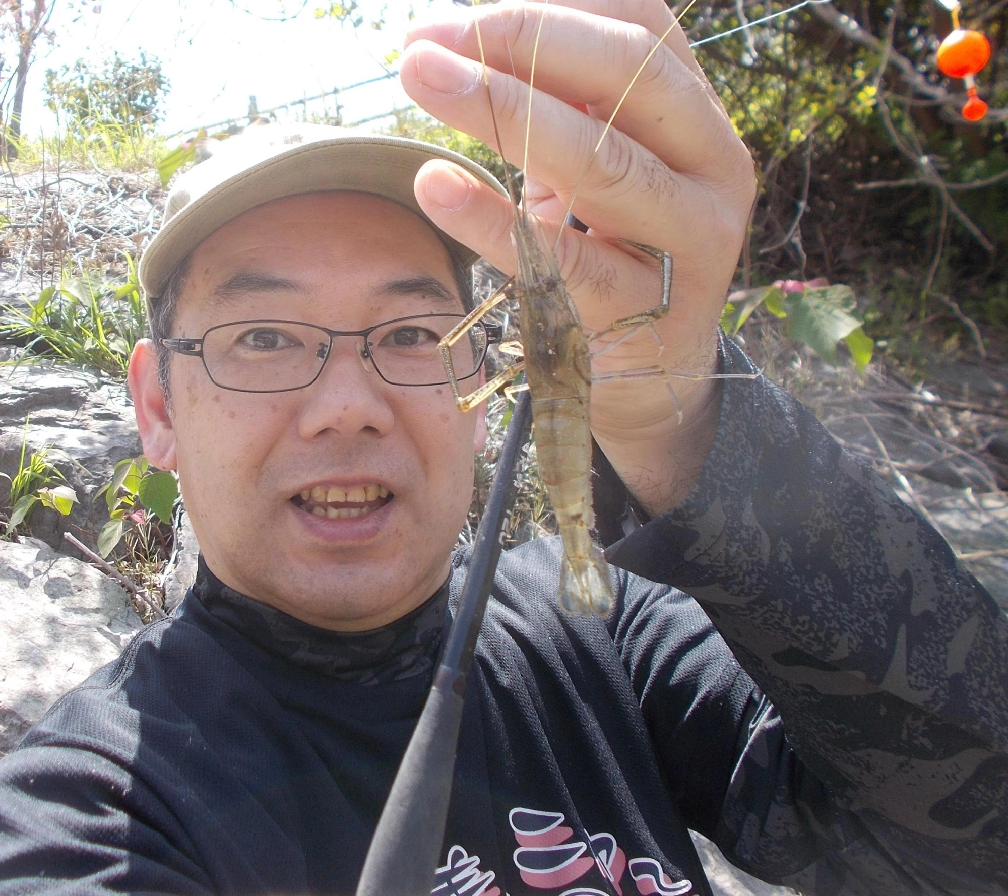 あちこち探したところ水深20㎝位の浅い所にエビが出てきていました。これから暖かくなれば色々な所でエビが釣れてきますよ。