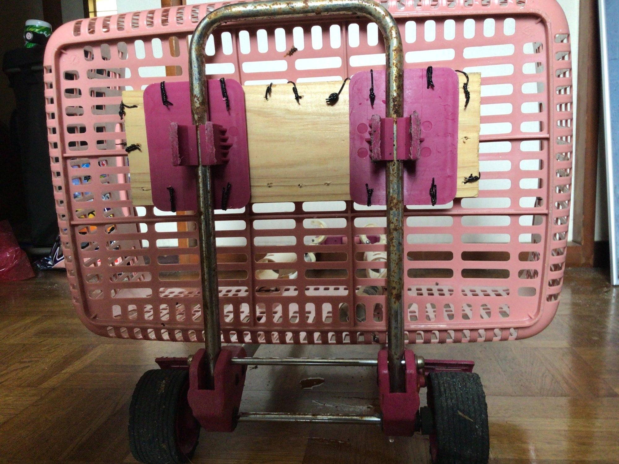 300円で買った代車に土台で木材かまします。カゴはツリノの方がクールかな❓