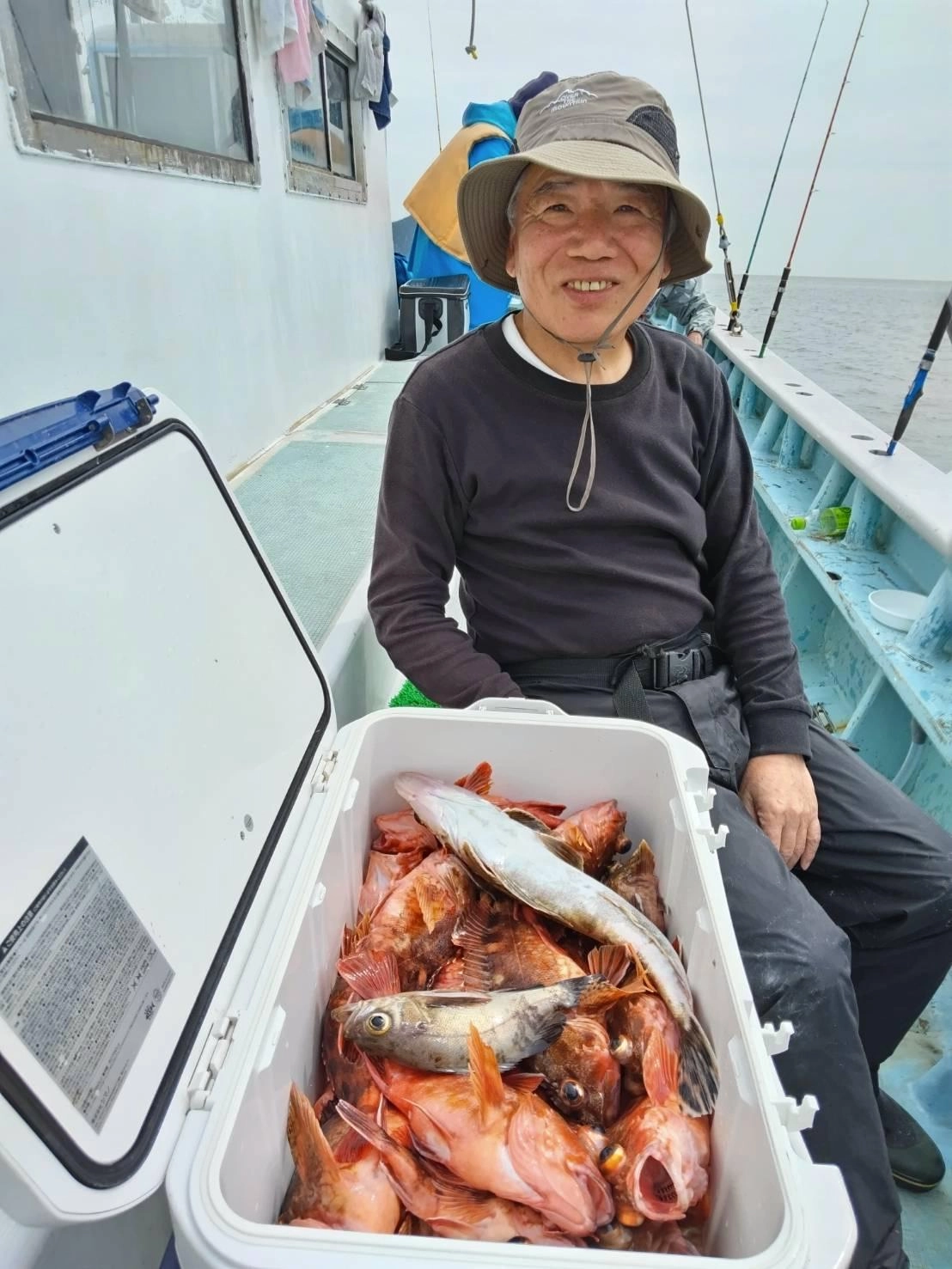 こちらのお客様はクーラーボックス❽割程 釣るッ(・∀・)