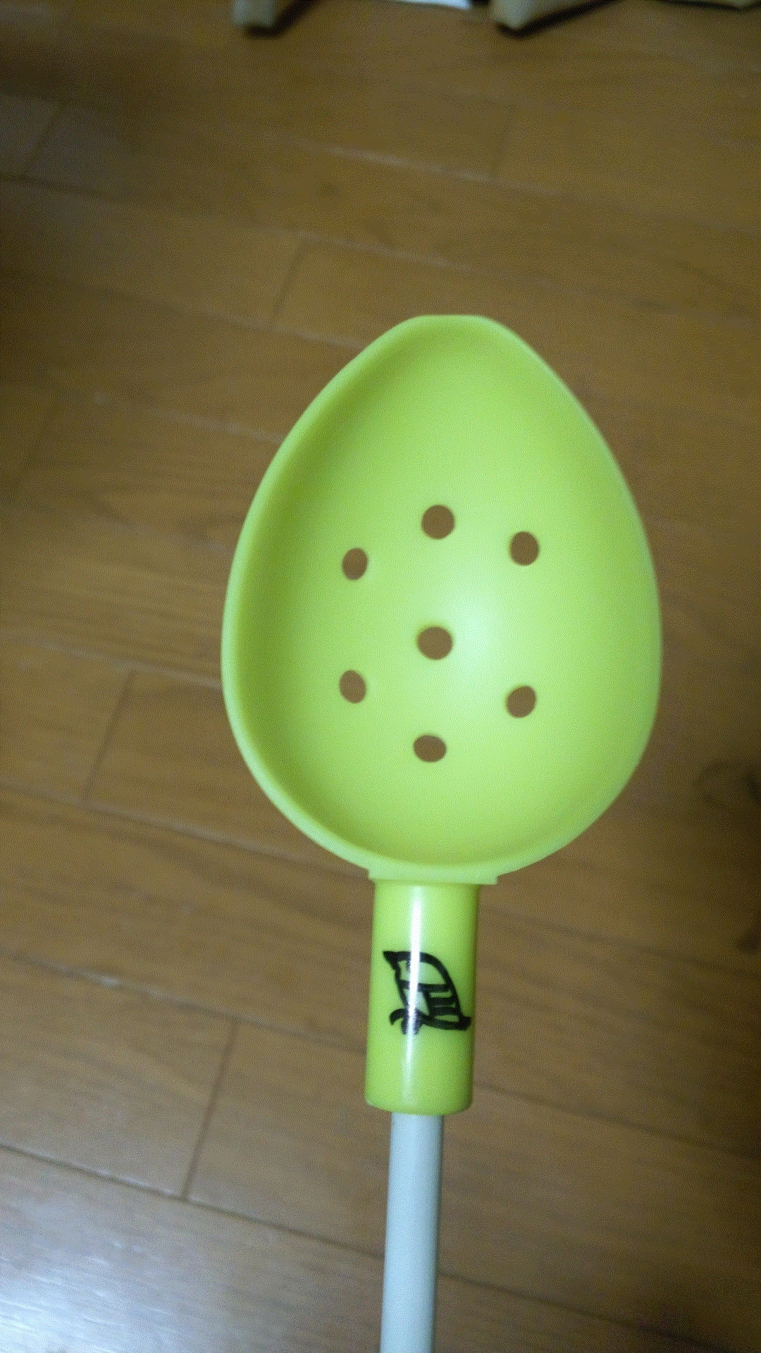 その他、今回はマキ餌用の杓も改良。マキ餌離れが良くなるように縁の内側を削って引っ掛かりを無くし、水を貯めた杓ホルダーから抜くときに水が抜けるように穴を開け、PEWAXでコーティング。300円以下の安物ですがマキ餌が良く飛ぶようになりました。　