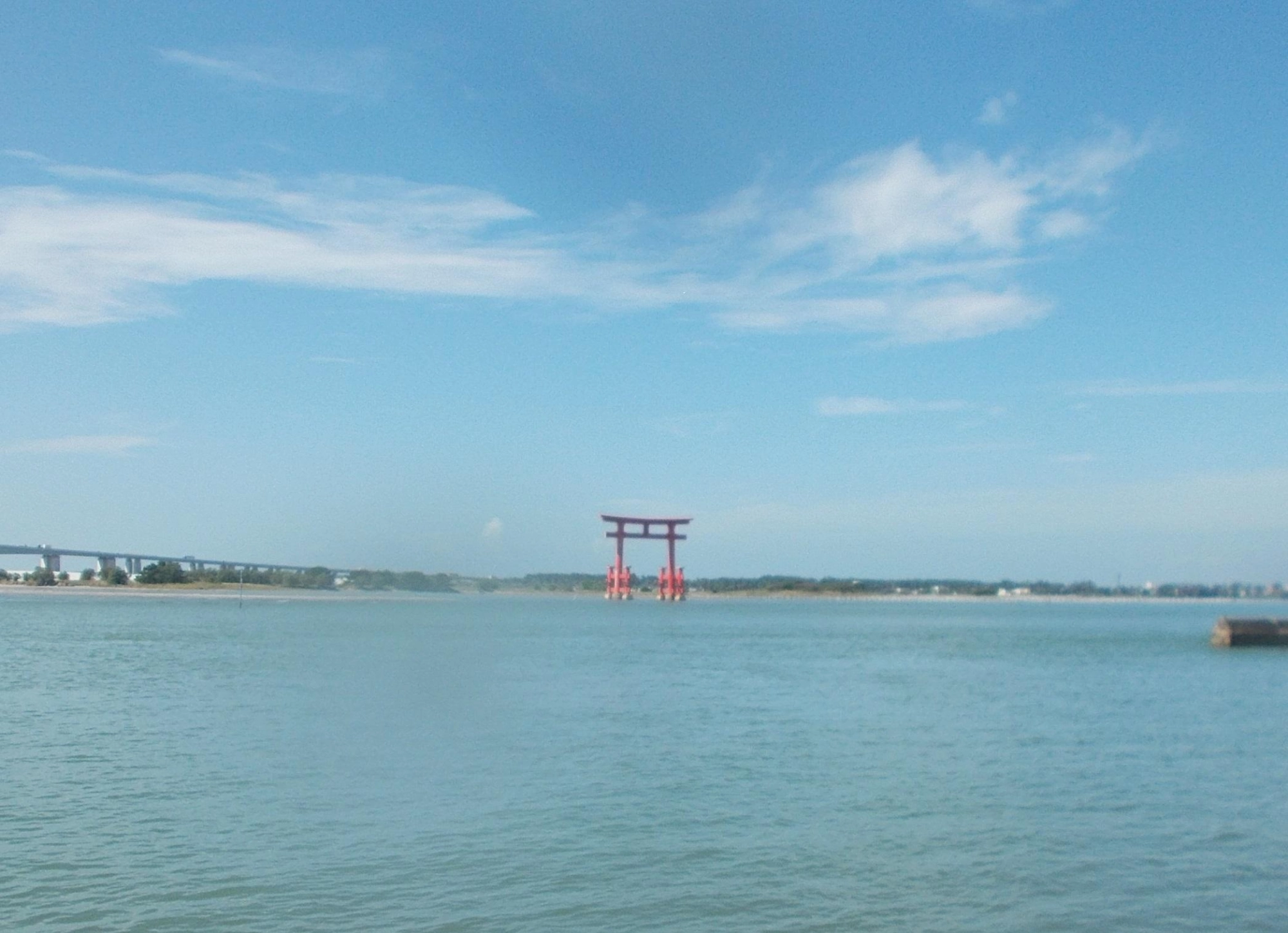 鳥居が見える南向きは流れが弱く釣りやすいです。
