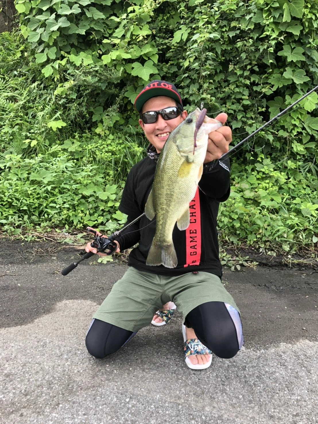 TK　ツイスターJr.　ノーシンカーリグを障害物沿いへキャスト。
フリーフォール中にラインが走って行った35ｃｍ。