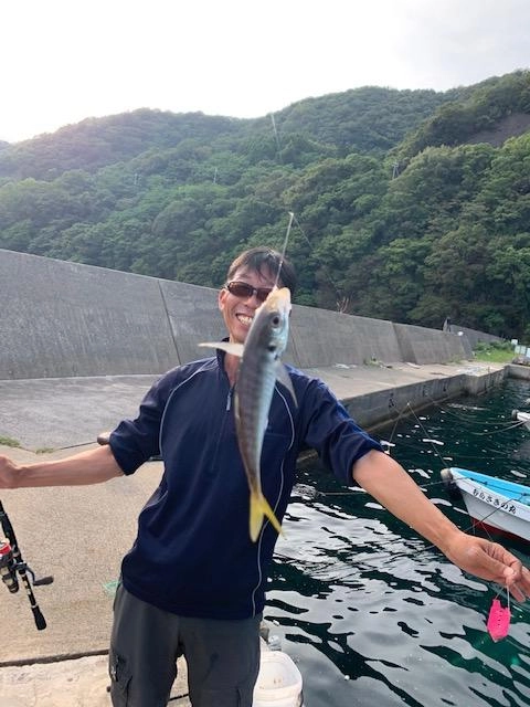 サビキ釣り豆アジが多い中、時々20㎝以上の良型も混じり嬉しいサイズです♪