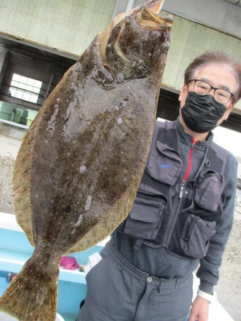 こちらの常連様も肉厚初春ビラメを釣ってホント 嬉しそうッ(о´∀`о)