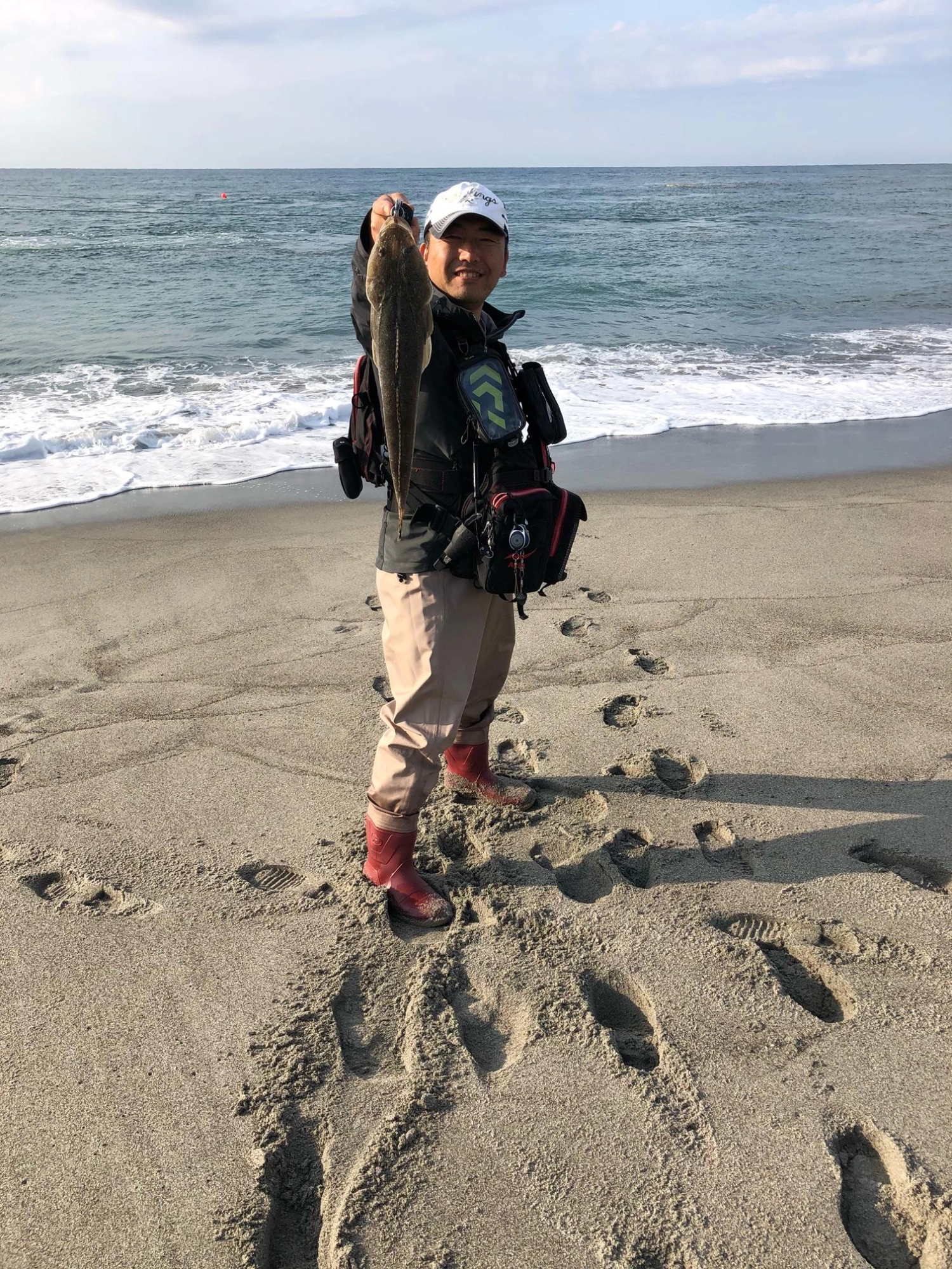 久しぶりのサーフで何とかマゴチ１匹釣れました。ベイトが３㎝位の小魚が多く、小型ミノーでメッキやセイゴも釣れました。