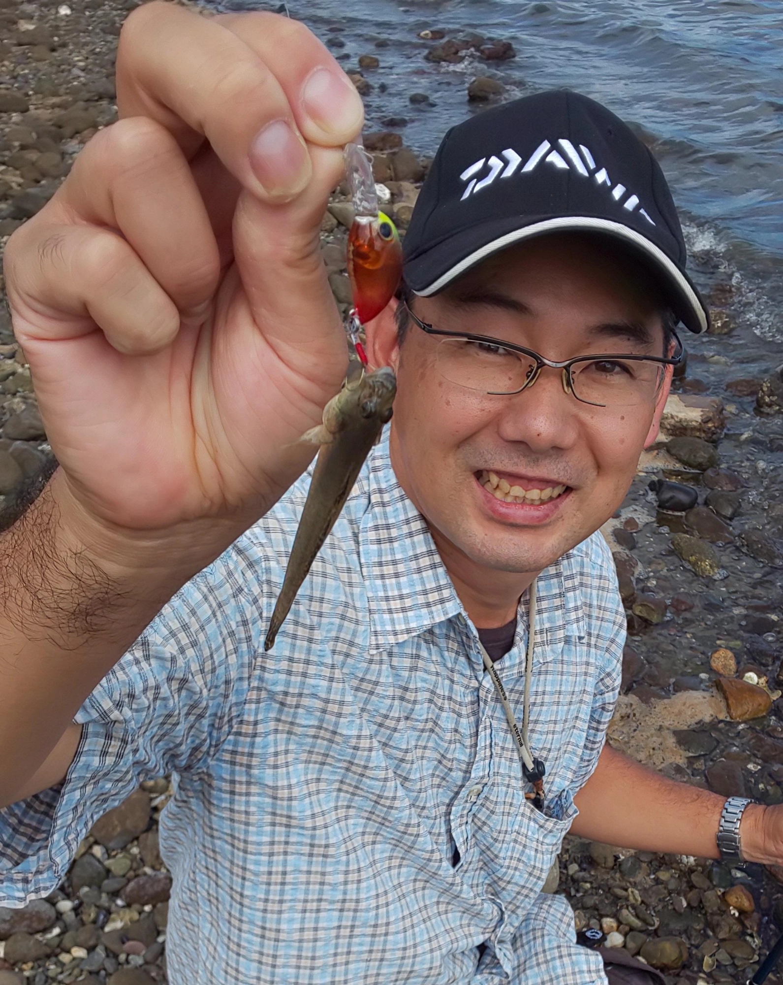 遠くに飛ばさなくても数メートル飛ばせれば釣れます。水が澄んでいれば後ろから追っかけてくるのが丸見えで大興奮！！