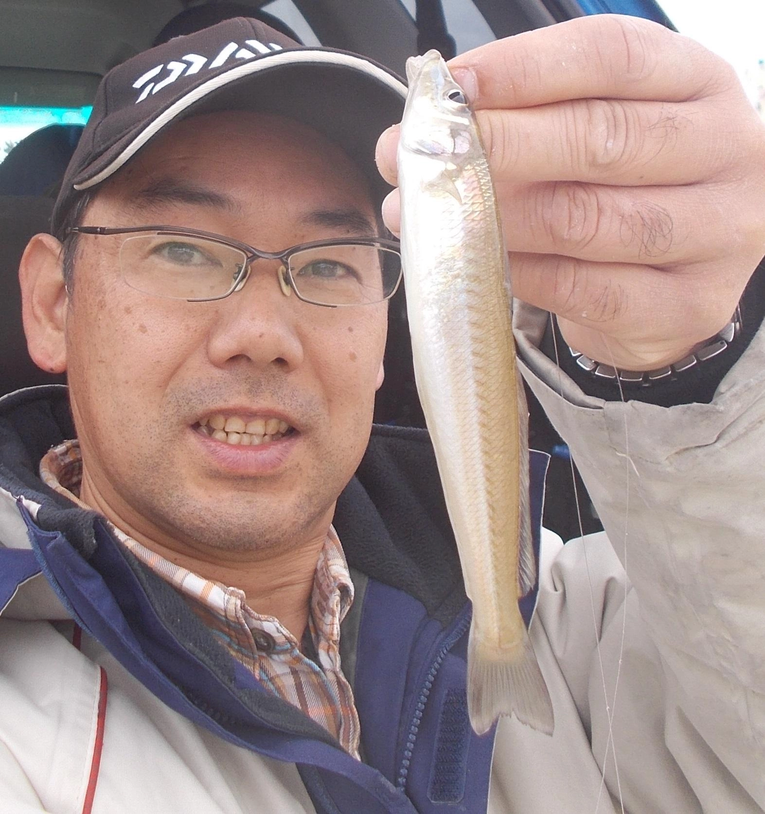 サビキの後はちょい投げキス釣り、足元から少し沖まで広く探って釣れました。