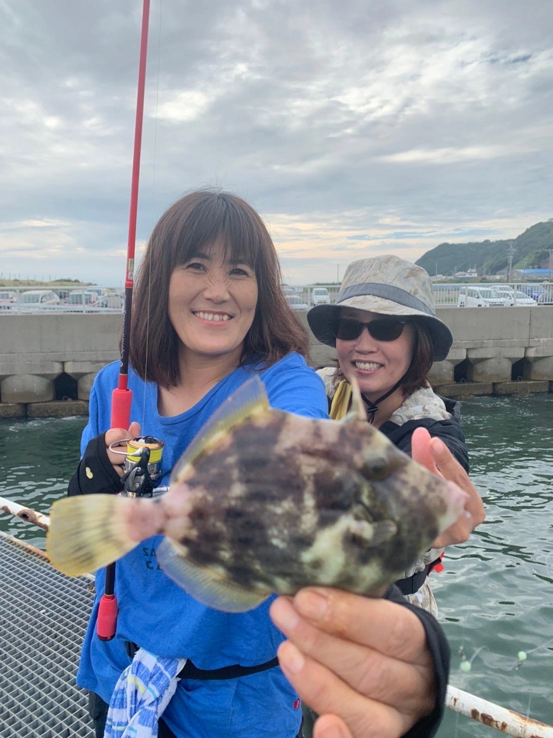胴付き仕掛けでカワハギGET!!　エサはゴールドと青イソメ、すぐにエサがとられてしまうのでエサは多めがおすすめ！