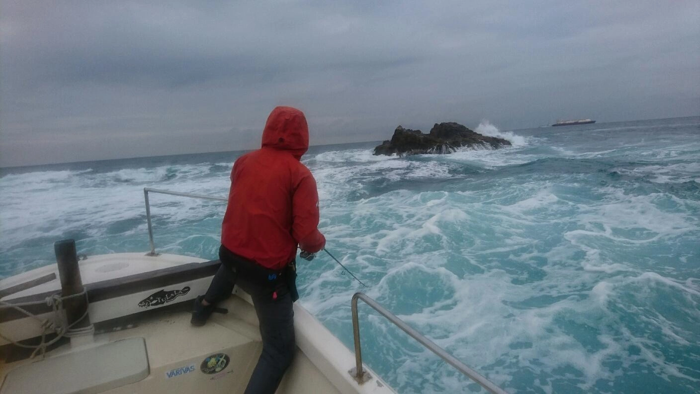 天気によっては船は揺れます。フローティングベストは必ず着用！磯へは中々近寄れない時もあるのでロッドは7フィート以上の長めがオススメです！