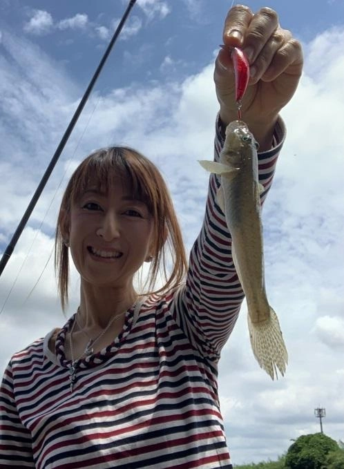 強烈な引きの主はまさかの大きなハゼ！！