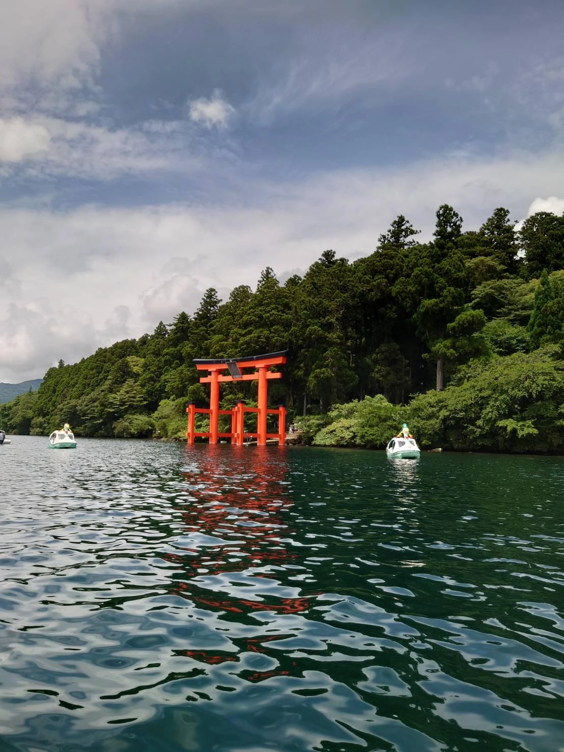 芦ノ湖は涼しくてかなり快適に釣りができます！朝は寒いくらいなので一枚羽織る上着を持っていくと良いです。