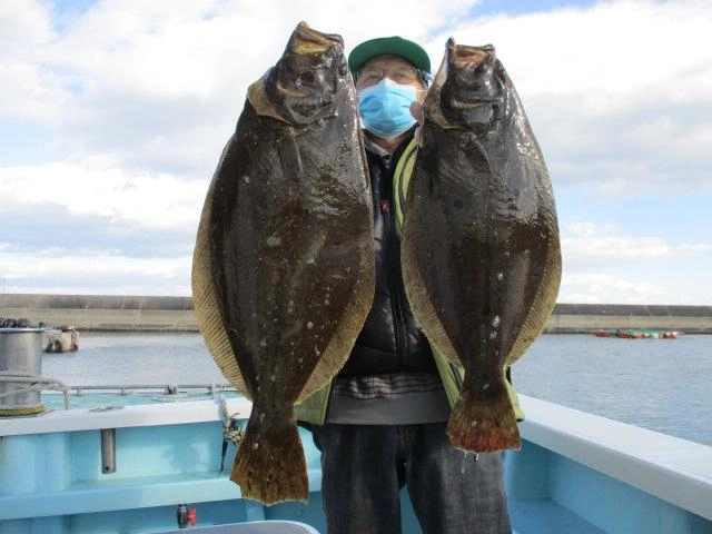 こちらのお客様は今の時期にしか釣れない【初冬肉厚ビラメ】を両手狩りッ( ͡° ͜ʖ ͡°)