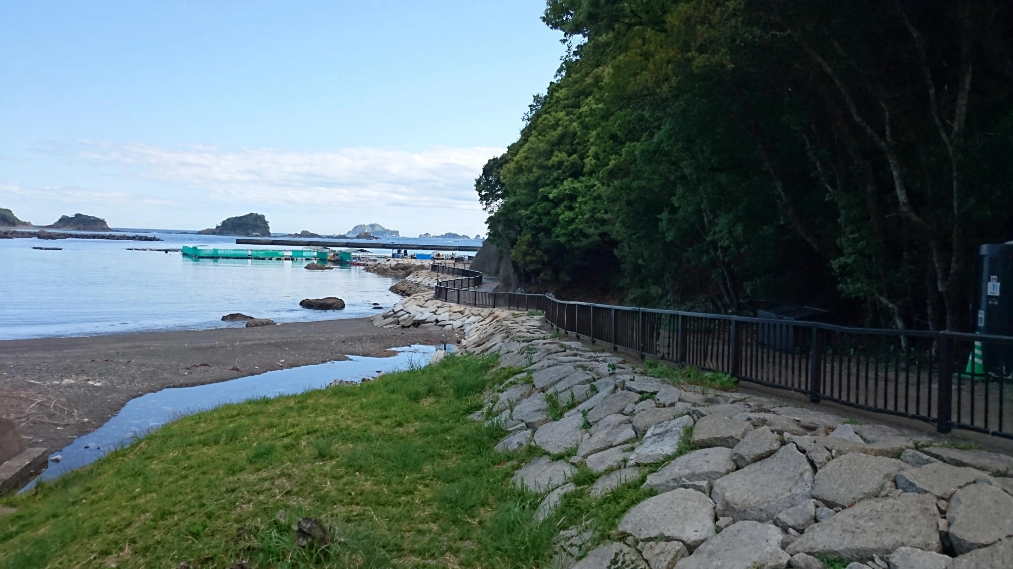 駐車場から生簀まで陸続き！トイレや自販機も設置されています