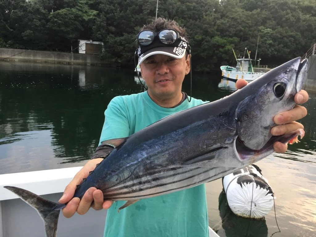 最後にカツオのナブラを見つけることが出来ました！良いサイズも混じっていますよ♪