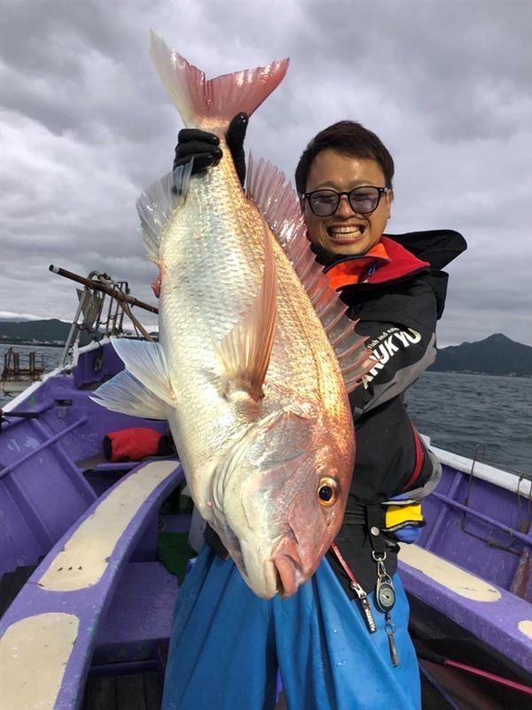朝一に大鯛も釣れました！深場の真鯛、めちゃめちゃ引きます!!ドラグ設定が重要ですね！